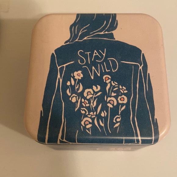 this is a fossil watch and the box is customize - Picture 2 of 4